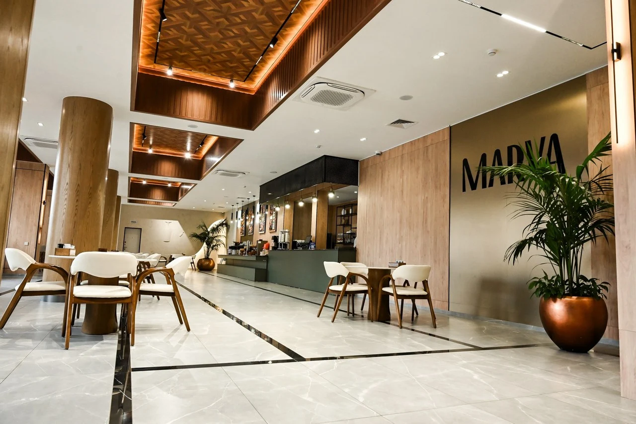 Светлое пространство со столиками и креслами в Dastan Grand Hotel